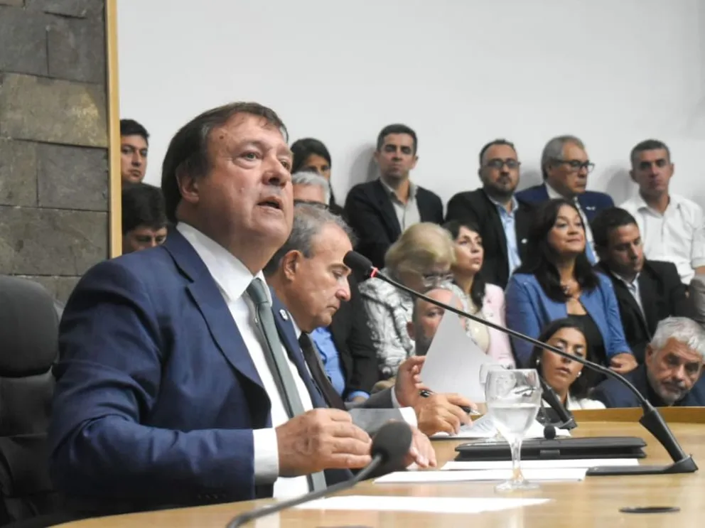 Habla el gobernador secundado por casi todo el espectro político de intendentes. Fotos Vanesa Schwemmler para NoticiasNet.