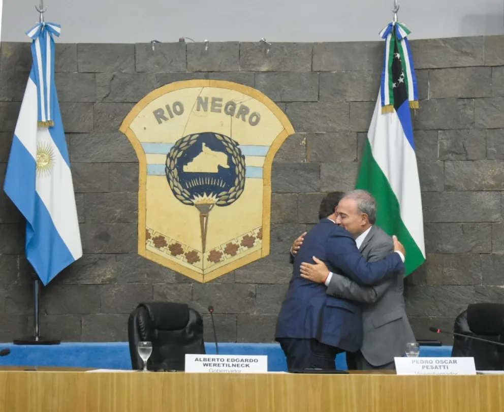Weretilneck y Pesatti se fundieron en un abrazo, también al cierre del discurso inaugural. Fotos Vanesa Schwemmler para NoticiasNet.