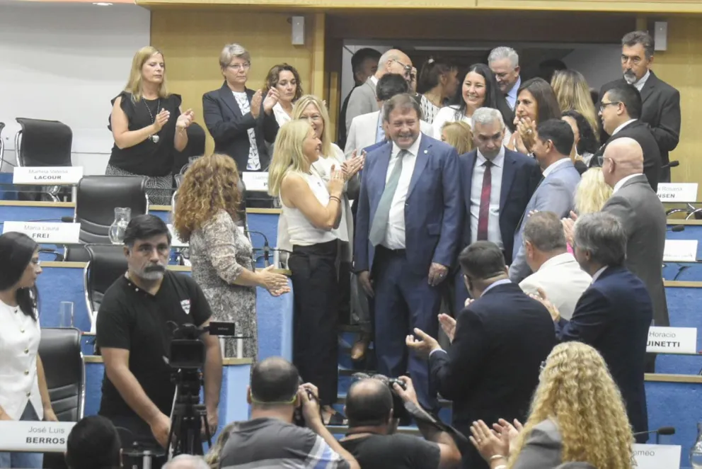 Weretilneck saludando al ingreso al recinto legislativo. Foto Vanesa Schwemmler para NoticiasNet.