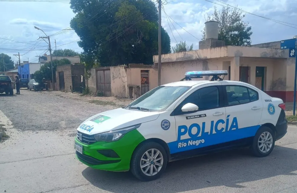 Un móvil de la 63º cortando el tránsito en Guido y Perú para que trabajen los investigadores.