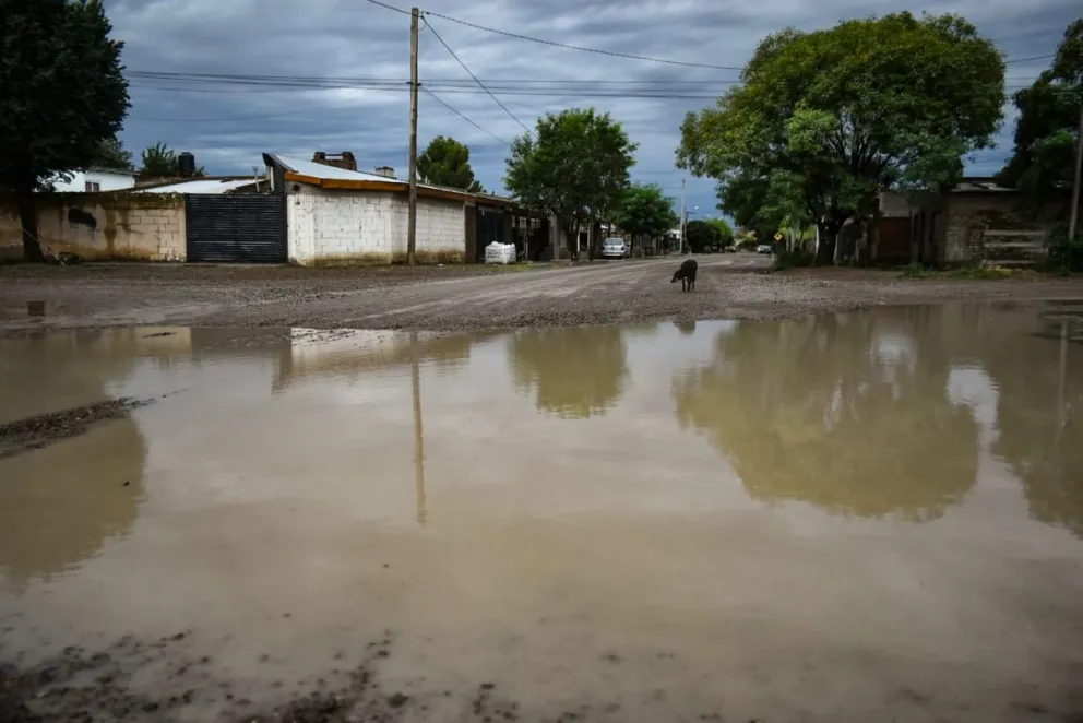 Así amanecieron los barrios: calles intransitables por el agua. Fotos: Vanesa Schwemmler.