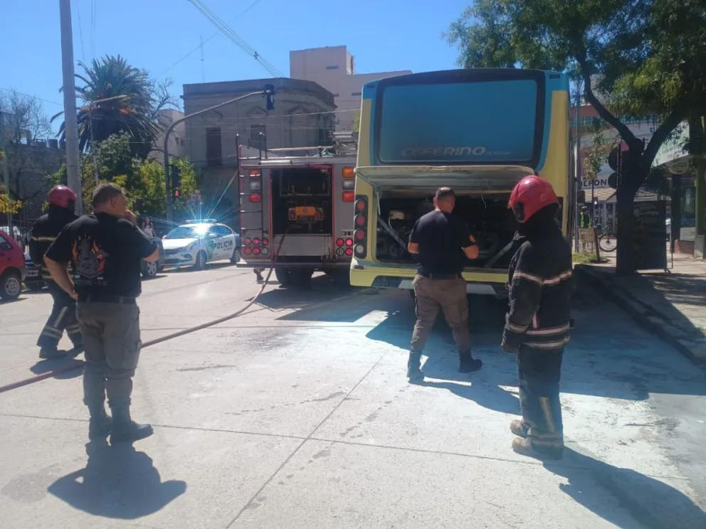 Las llamas fueron apagadas con matafuegos antes de que llegaran los bomberos. Fotos: Vanesa Schwemmler