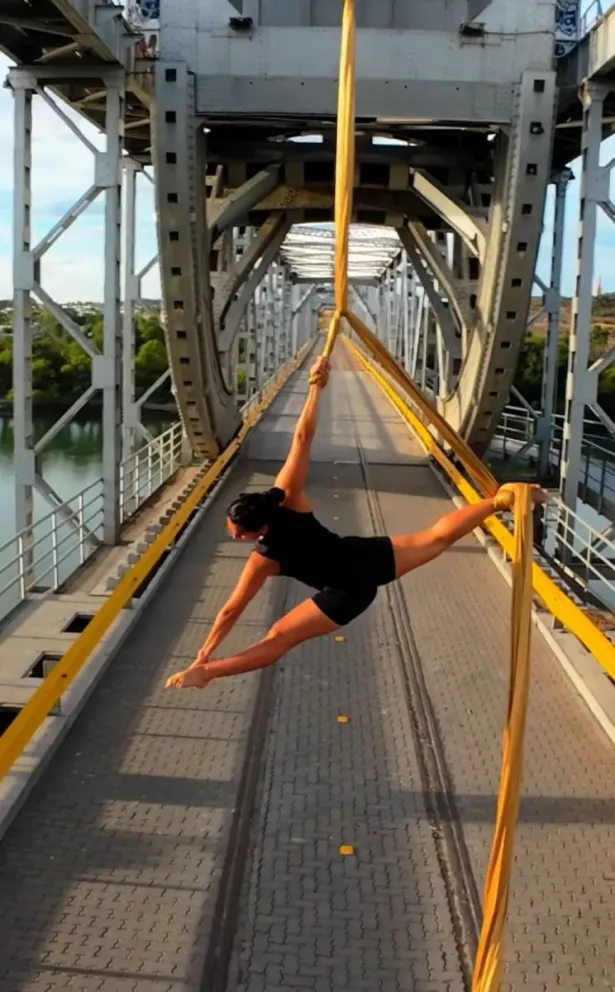 Acróbatas en el puente viejo.
