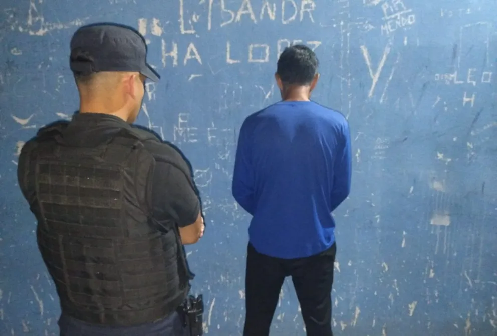 Contra la pared antes de ingresar al calabozo de la unidad policial céntrica. Foto gentileza.