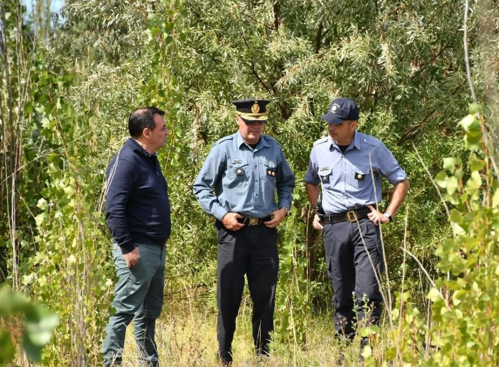 El ministro Jara se reunió con la familia encabezando la búsqueda. Foto gentileza.