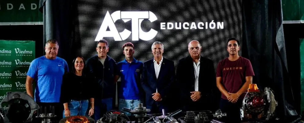 Miembros de la ACTC con funcionarios locales. Fotos: gentileza ACTC