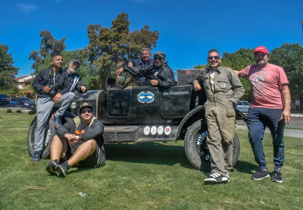 Con Julio Dupont al volante, todo el equipo que lo acompaña en El viaje de Haydée. Fotos: Vanesa Schwemmler