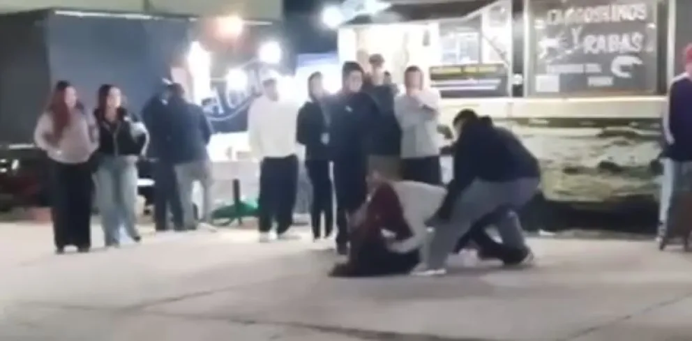 Grupos antagónicos se encontraron en la fiesta y se pelearon.
