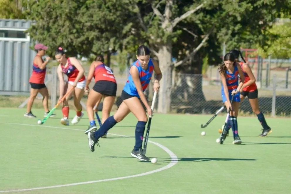 El elenco rojo ya se prepara para la actividad. 