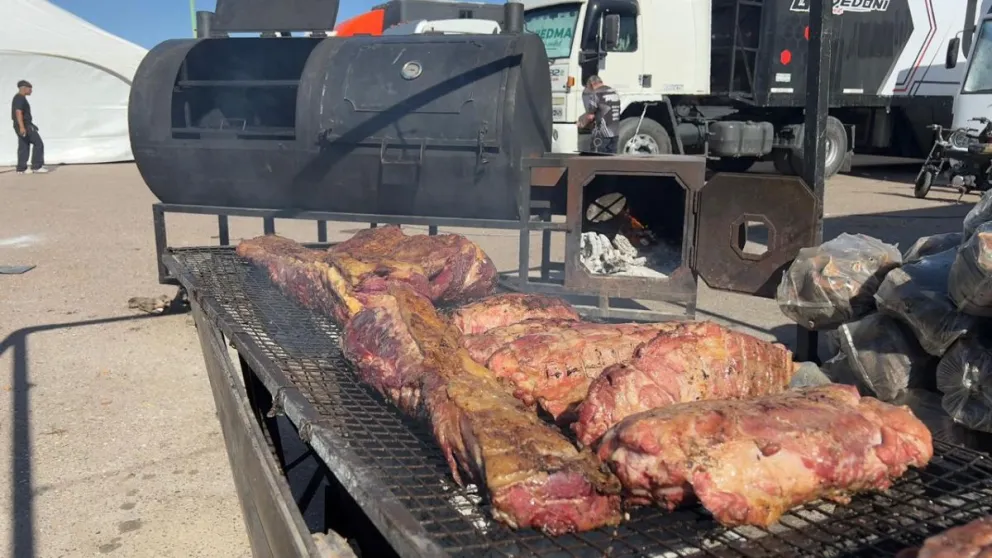 Los sanguches de carne son lo más buscado en el evento del Turismo Carretera. Foto NoticiasNet. 