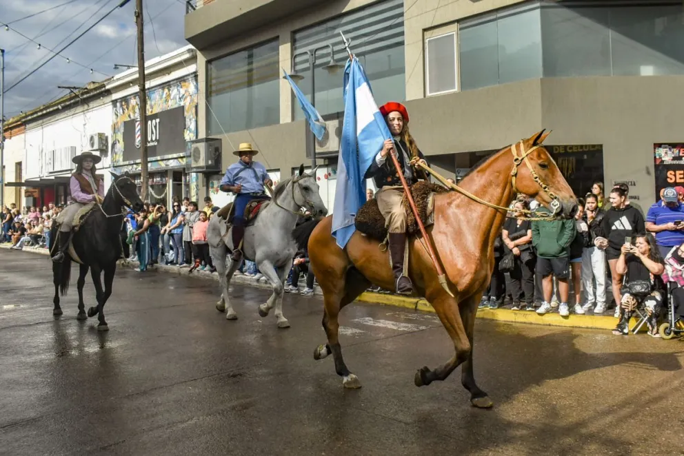 Todo el color del desfile por la Gesta del 7 de Marzo de 1827. Fotos Vanesa Schwemmler para NoticiasNet. 