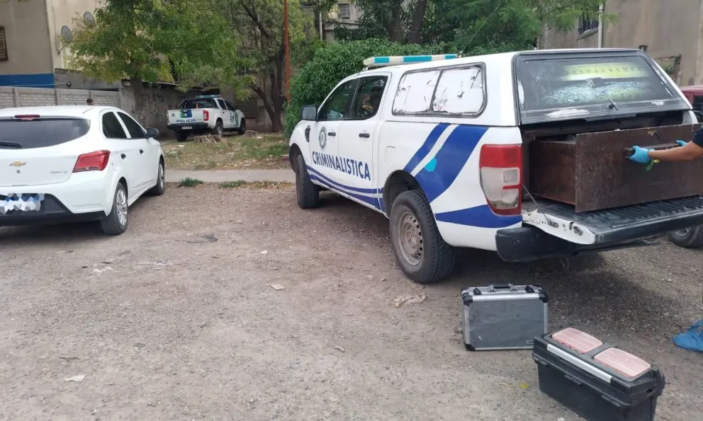 Criminalística y Comisaría 30 trabajando en el lugar del hecho. 