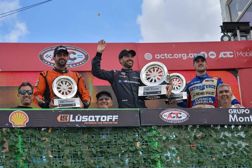 Santero festejó con el público viedmense. Fotos: Emanuel Mirenghi para NoticiasNet.