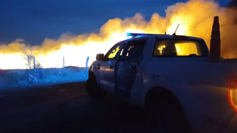 El personal de Policía, Bomberos y Defensa Civil trabajó activamente en el lugar. Fotos Emanuel Mirenghi para NoticiasNet.