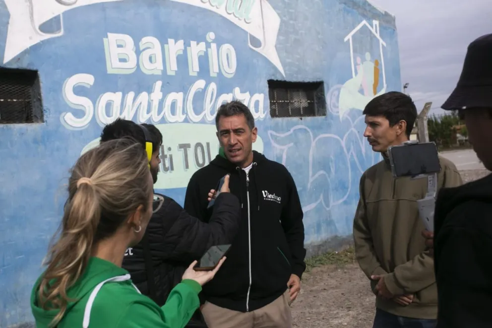 El intendente Castro y el presidente de la junta vecinal, Gabriel Marini, dialogando con el móvil de Radio Noticias.