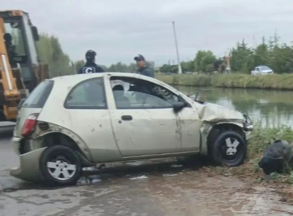 El vehículo fue retirado del Canal Principal de Riego tras el siniestro ocurrido esta mañana camino a Cervantes. Foto: gentileza

