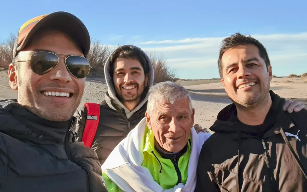 Muro en el centro, junto a sus hijos. Foto gentileza.