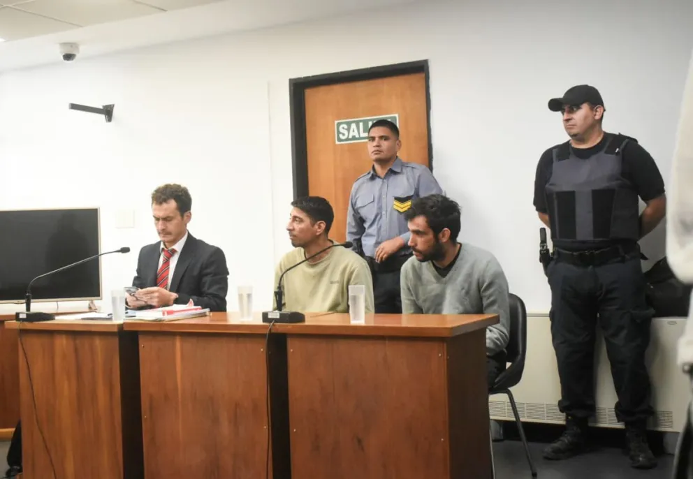 Los acusados junto con su abogado defensor. 