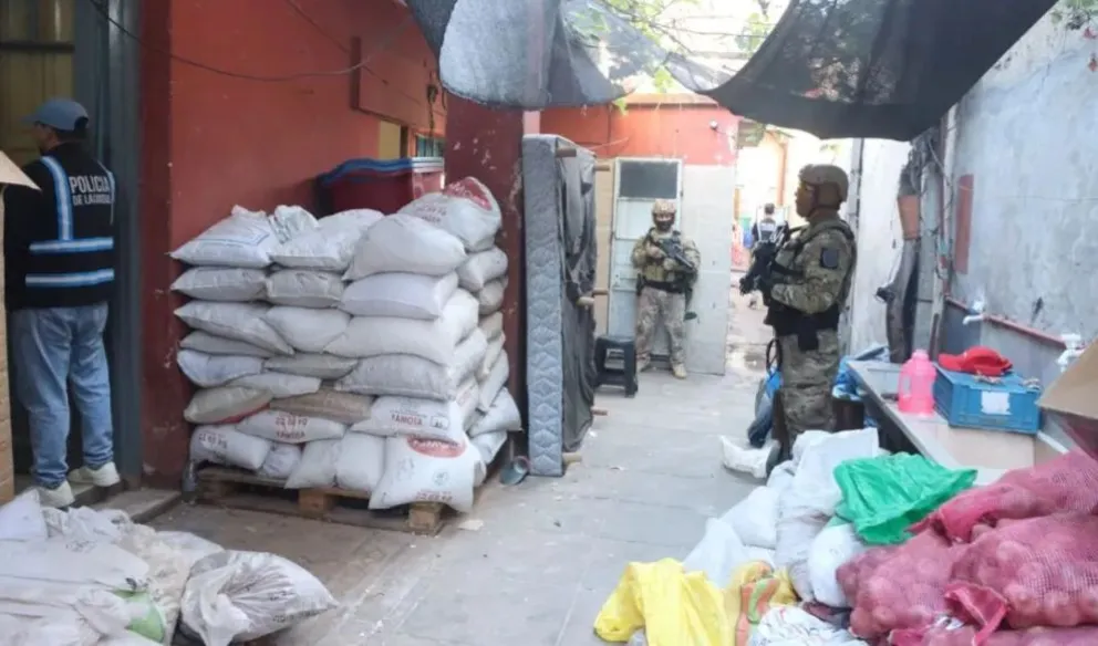El operativo culminó con ocho personas detenidas. Fotos: gentileza @gabrieliezzi vía X.