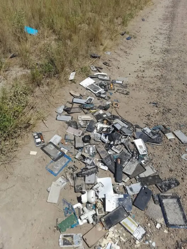 Los residuos electrónicos que encontraron en un camino rural, cerca de los humedales. Foto: gentileza 