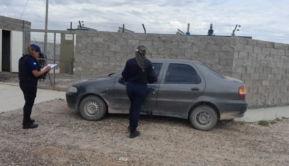 El coche fue localizado oculto detrás de la terminal de ómnibus. 