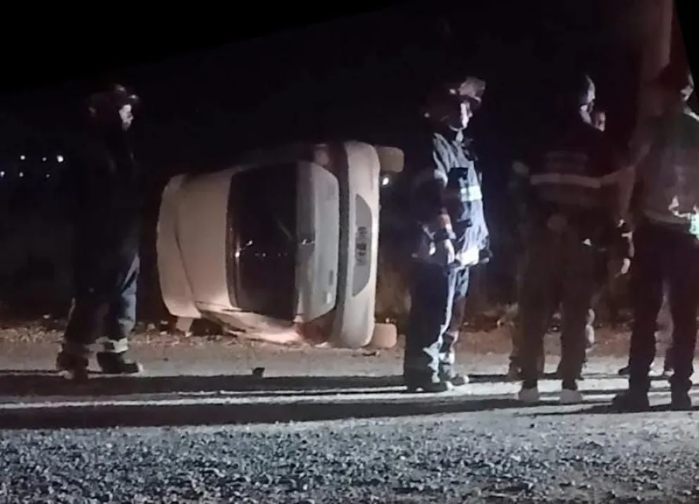 Auto volcado en inmediaciones de la rotonda del Santa Clara. Foto: gentileza Taxistas en Movimiento. 