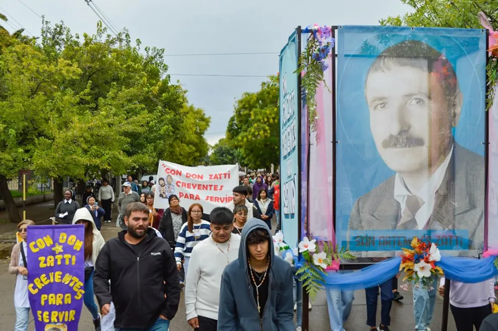 No importó el día lluvioso para realizar la caminata por calles de la ciudad. Zatti lo merece. Fotos Emanuel Mirenghi para NoticiasNet.