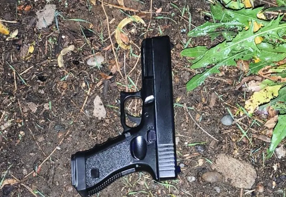 El arma en cuestión, secuestrada en Zatti y Barros. Foto gentileza.