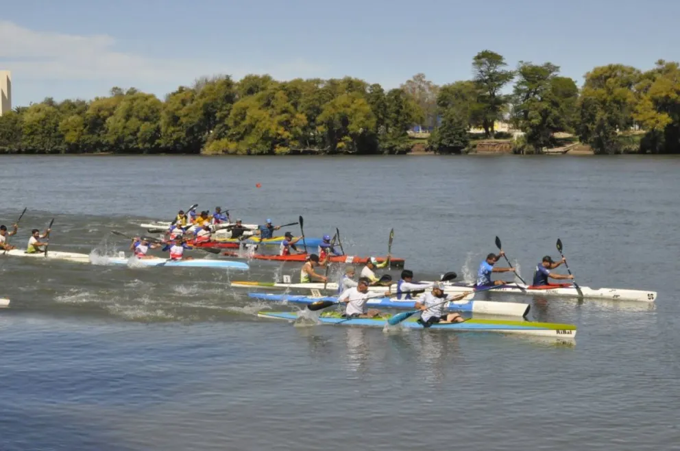 El agua se vistió de fiesta. Fotos gentileza Municipalidad de Patagones.