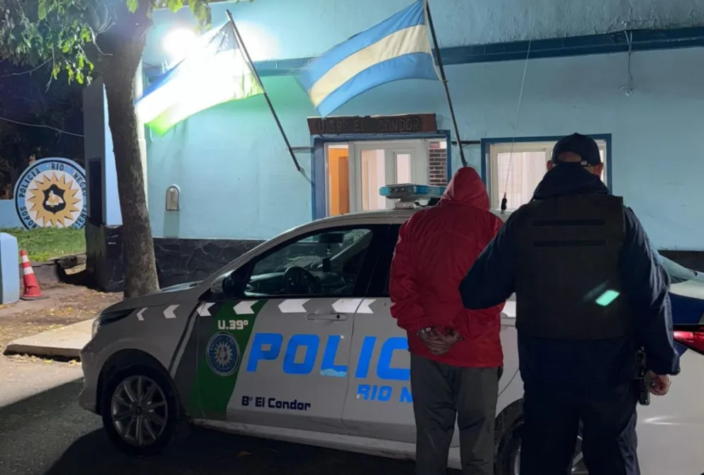 El sujeto armado antes de ser trasladado a un calabozo de la comisaría 1. Foto gentileza.