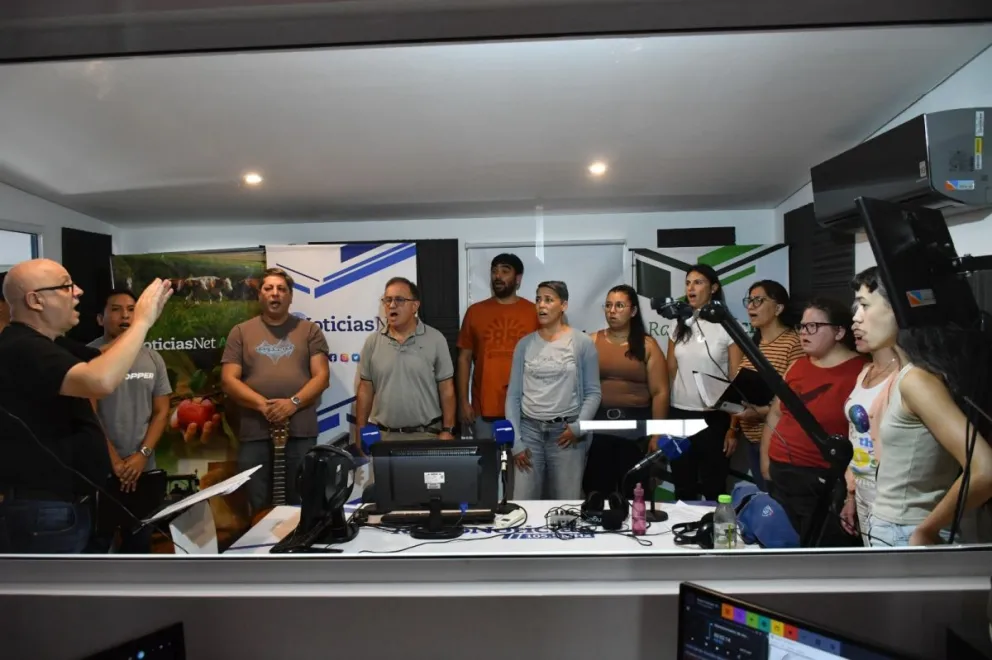 El Coro de la Universidad Nacional de Río Negro en Radio Noticias. Fotos NoticiasNet. 