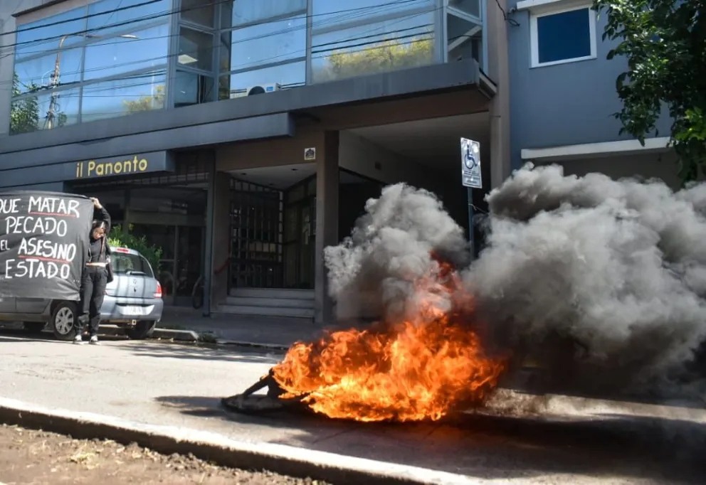 Humo de cubiertas en pleno centro de Viedma. Foto NoticiasNet.
