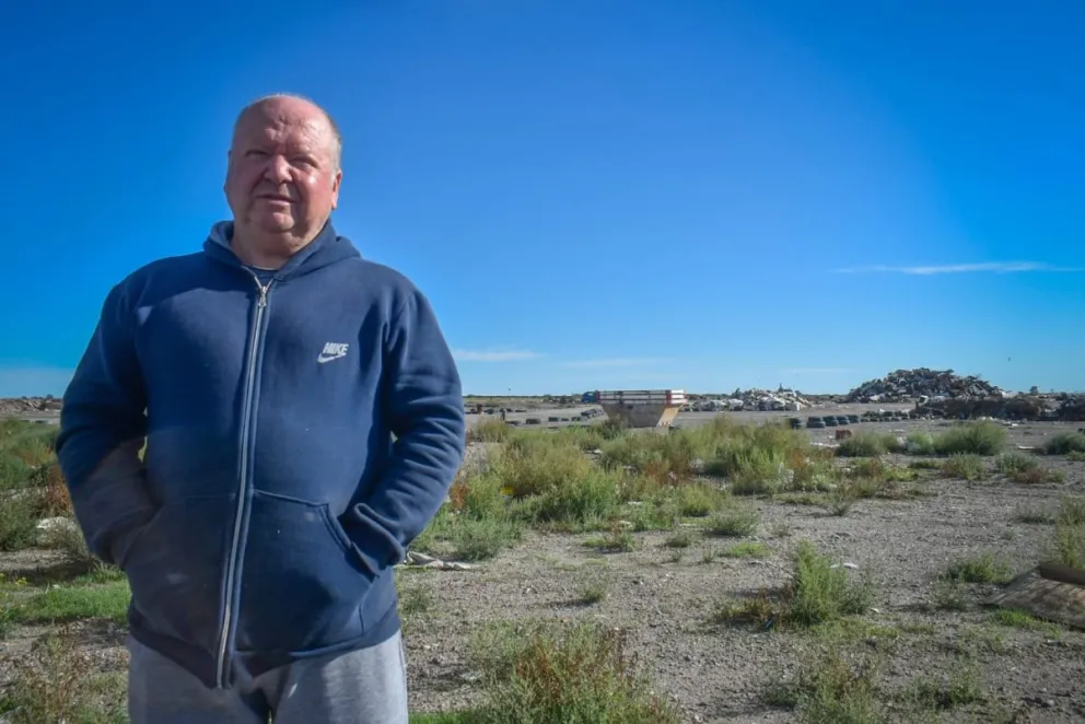 Horacio Ferrandi con la escombrera de fondo - fotos: Vanesa Schwemmler.
