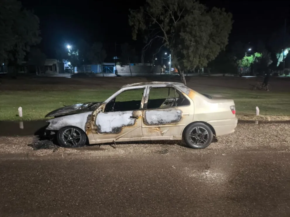 Se incendió un auto en San Antonio Oeste, frente al edificio de la Anses. Fotos gentileza. 