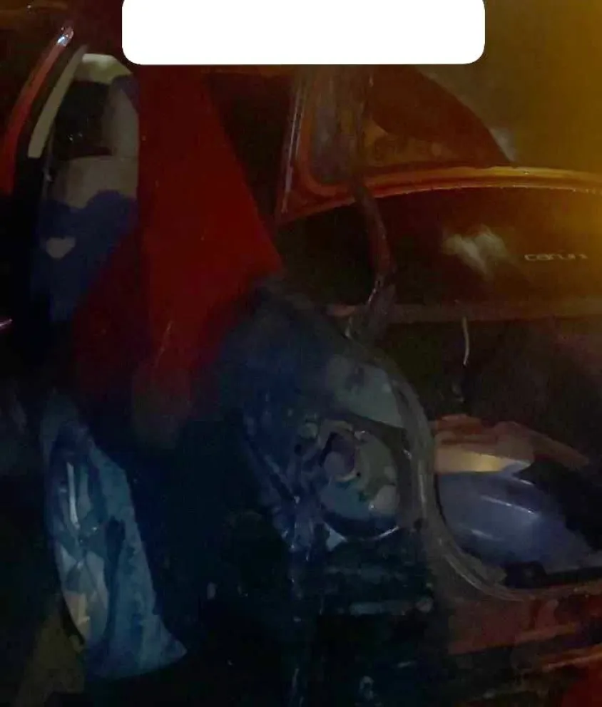 El vehículo resultó con importantes daños materiales -foto gentileza FM Éxitos/General Conesa. 