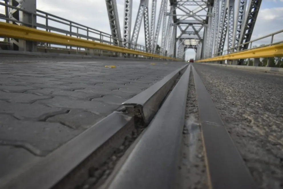 La rotura representa un peligro para los automovilistas -foto: Vanesa Schwemmler.