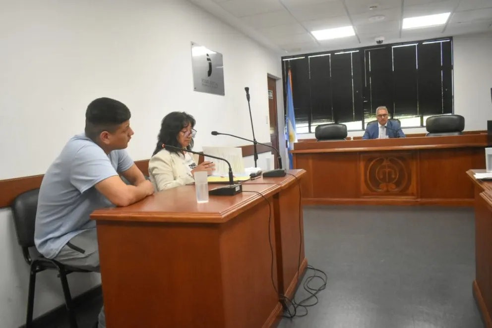 El imputado Fernando Gabriel Carriqueo, junto a su abogada defensora. Fotos: NoticiasNet. 