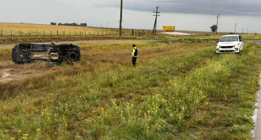 La camioneta quedó volcada sobre su lateral en la banquina. Foto: gentileza Power FM 88.5 Stroeder.