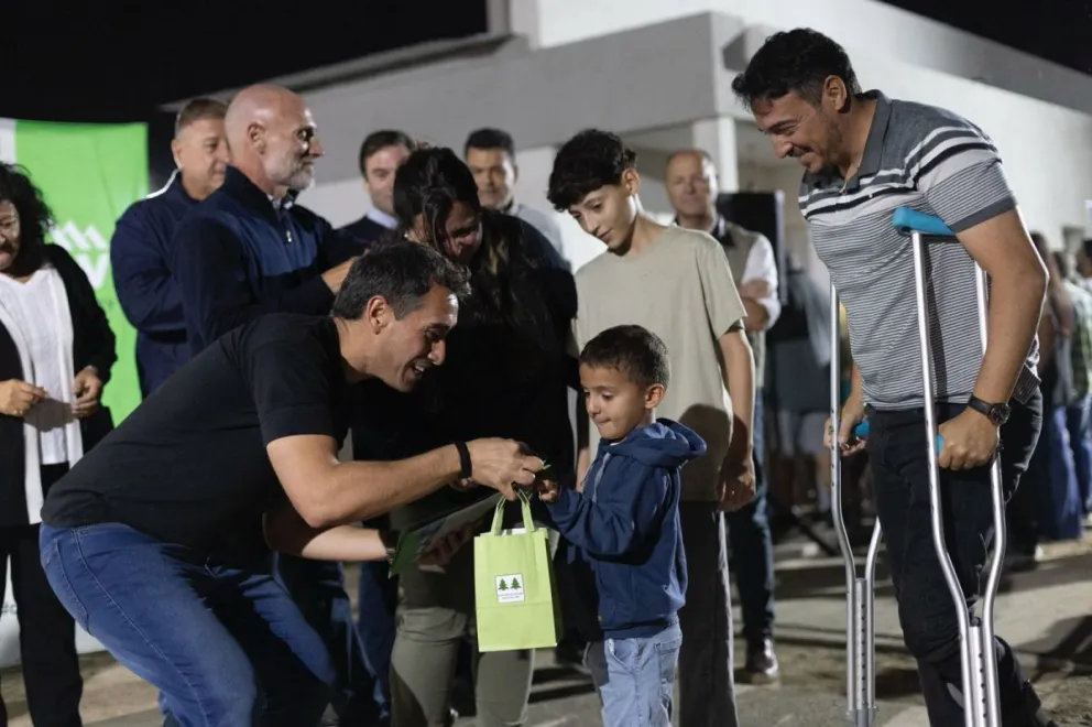 El intendente Marcos Castro entregando uno de las propiedades. Fotos: Municipalidad de Viedma