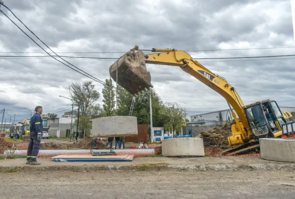 Tareas de Aguas Rionegrinas desde hace varios días. Foto Vanesa Schwemmler para NoticiasNet. 