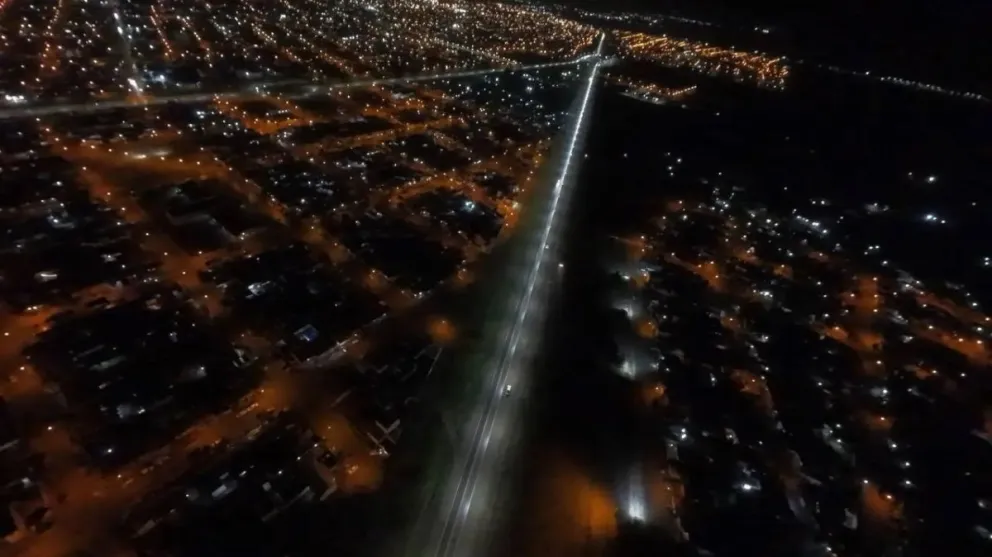 Obra de iluminación en un sector con mucho tráfico en Viedma. Fotos Gobierno de Río Negro. 