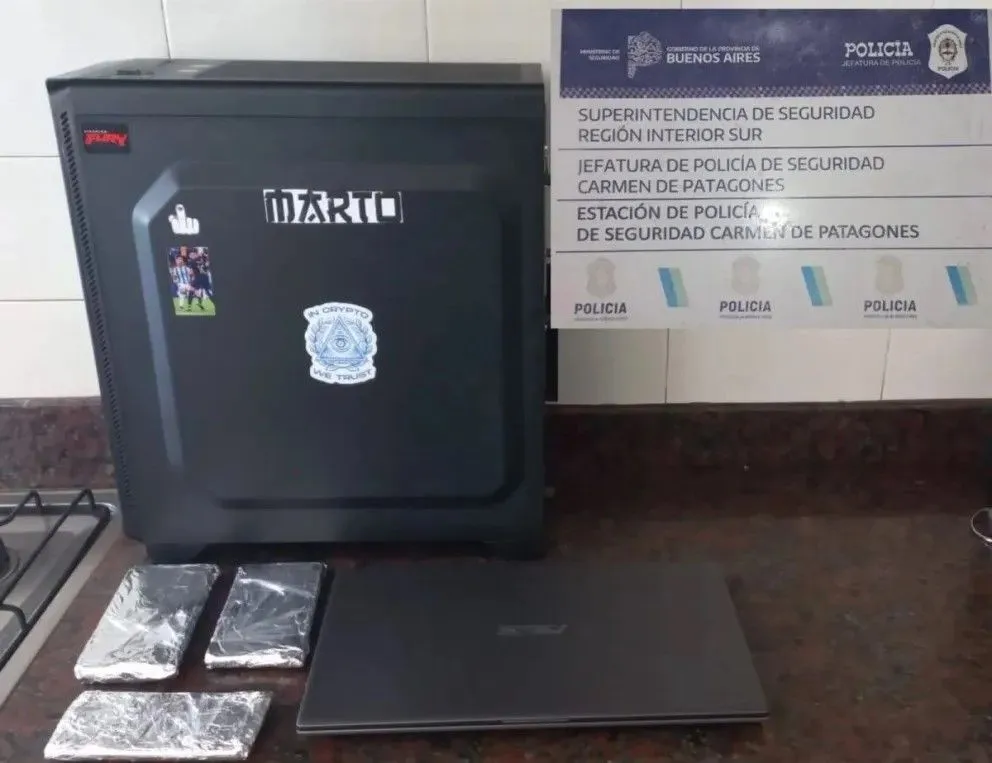 Los elementos secuestrados por personal de Ciberdelito de la policía bonaerense. 