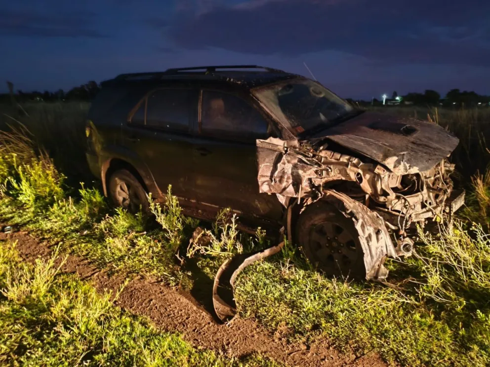 La camioneta quedó destruida tras la colisión. Foto gentileza.