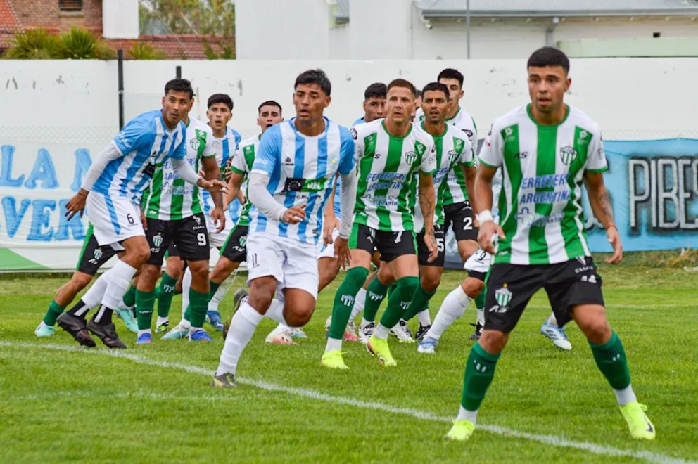 En la primera fecha, Sol de Mayo y Germinal igualaron 1 a 1 en Viedma. Foto archivo Emanuel Mirenghi. 