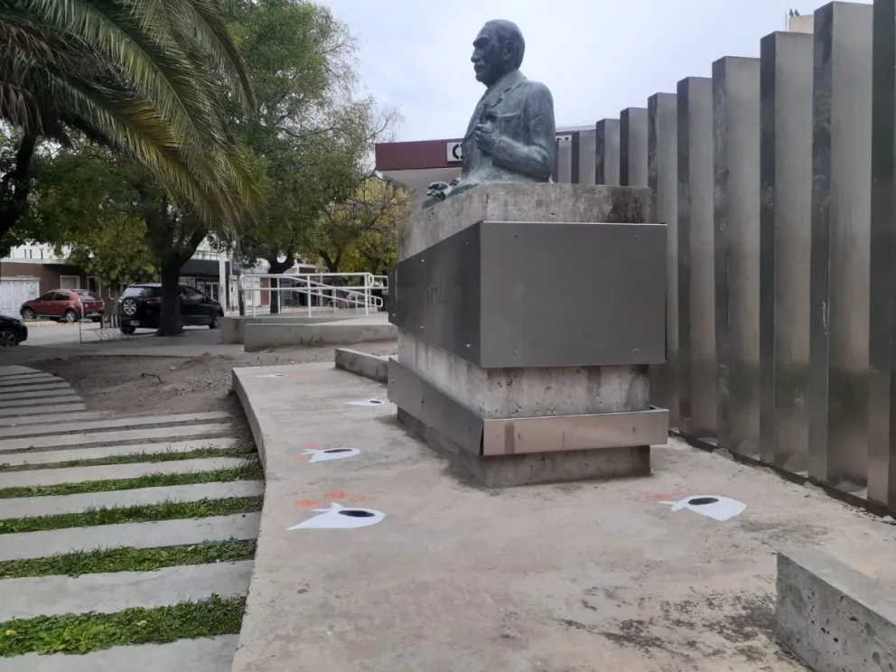 En el transcurso de los ùltimos días hubo pintadas y "repintadas" de pañuelos en diferentes sectores de la ciudad. 