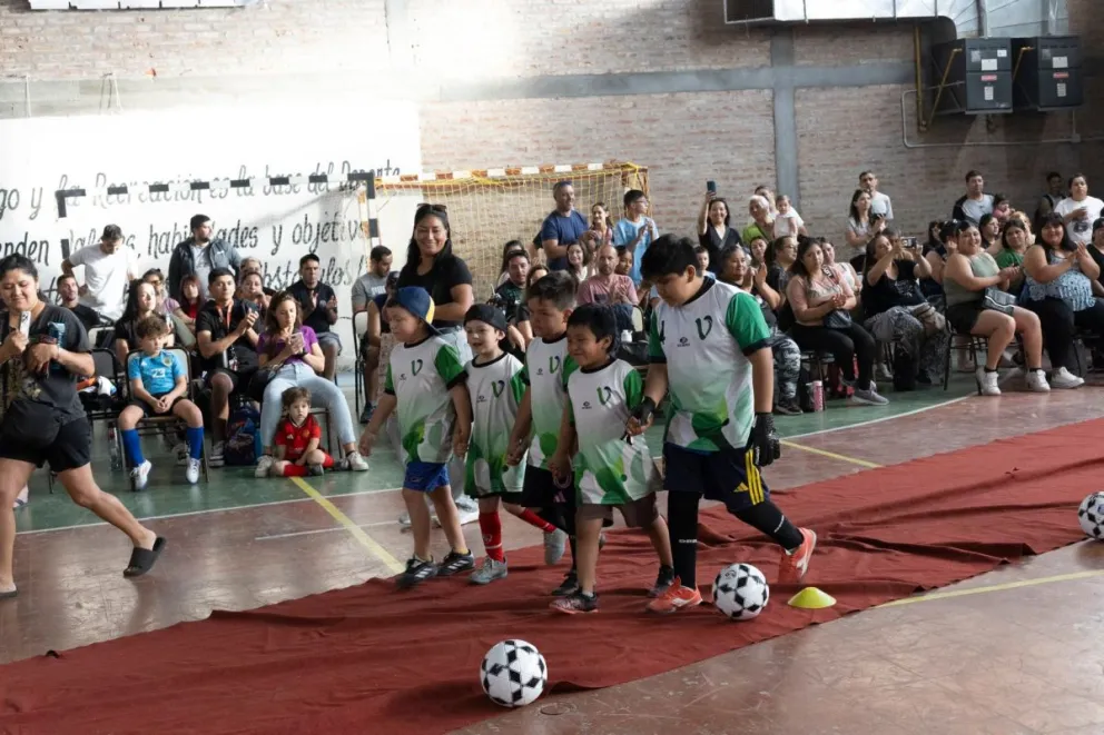La Liga de Baby Fútbol integra a cientos de chicos de diferentes barrios de Viedma.