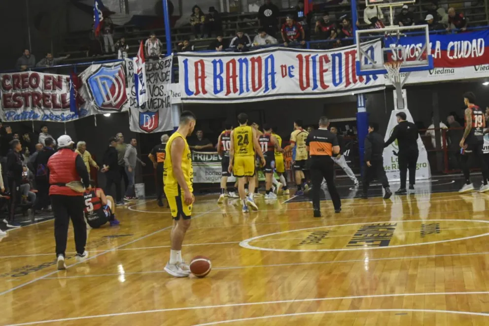 Partido cargado de emociones en Viedma. Fotos: Vanesa Schwemmler para NoticiasNet.