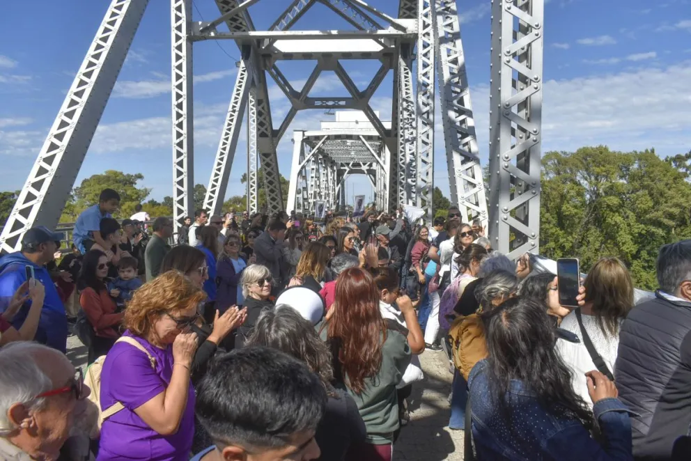 Las comunidades de ambas orillas confluyeron sobre el viaducto. Fotos Vanesa Schwemmler para NoticiasNet.