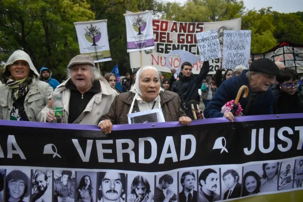 La capital rionegrina cumplió el rito del 24 de marzo pese al temporal. Fotos: Vanesa Schwemmler.