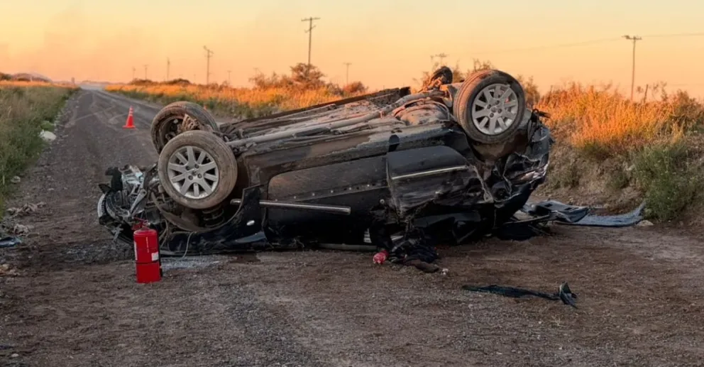 Investigan las causas por las cuales el vehículo impactó contra el talud. Fotos: Gentileza Power FM 88.5 Stroeder.